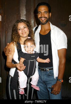 Kristoff St John, épouse Allana & fille Lola à la soirée avec 'les étoiles' Geestman Desi au profit de la Fondation Ivar à Hollywood, CA. L'événement a eu lieu le dimanche 14 septembre, 2003. Crédit photo : SBM / PictureLux SMBPLX 33790-2941Référence de dossier pour un usage éditorial uniquement - Tous droits réservés Banque D'Images