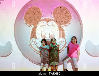 Los Angeles, USA. 20 Juin, 2019. Enfants posent pour des photos à la Pop-Up Disney ! Une célébration de Mickey à Disneyland Resort à Anaheim, Californie, États-Unis, le 20 juin 2019. L'exposition présentant Mickey et Minnie-chambres à thème célèbre 90 ans de Mickey Mouse. Crédit : Li Ying/Xinhua/Alamy Live News Banque D'Images