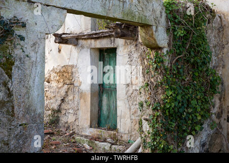 Une maison rustique envahis par la vigne dans le pittoresque village de Pendueles le long du Camino del Norte. Cette route parcourue du chemin de Santi Banque D'Images