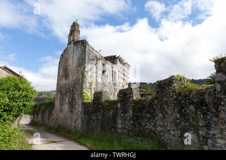 Une maison rustique et un mur de pierre crénelées, dans le pittoresque village de Pendueles le long du Camino del Norte. Cette route parcourue du chemin d Banque D'Images