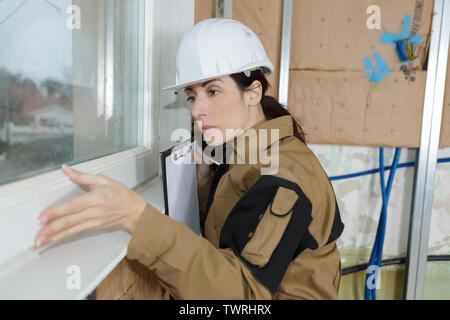 L'installateur de fenêtre pvc contrôle de la nouvelle installation de Windows Banque D'Images