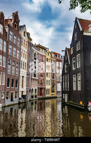 Maison du canal d'Amsterdam, Amsterdam - Pignons de toit des bâtiments reflète dans un canal - réflexions bâtiment dans le canal de Sint Olofssteeg Corner Banque D'Images