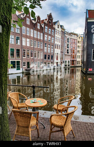 L'Amsterdam canal toit de maison aux pignons verts - bâtiments reflètent dans un canal - réflexions du bâtiment dans le canal off de Sint Olofssteeg Corner Banque D'Images