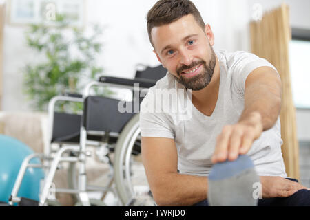 Homme handicapé se remettre de blessures à la maison Banque D'Images