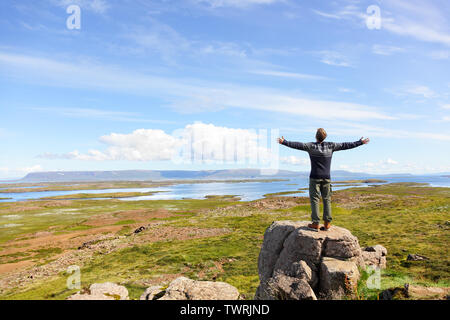 La liberté dans la nature de l'homme sur l'Islande avec des armes bénéficiant d bonheur dans beau paysage islandais. Banque D'Images