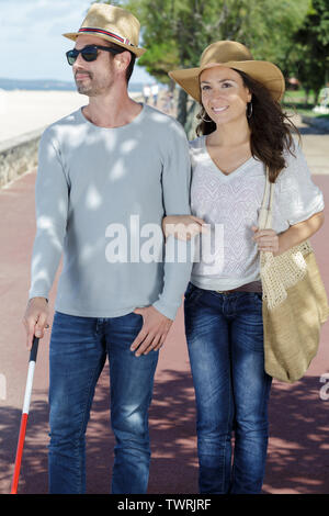 Couple en promenade l'homme est une déficience visuelle Banque D'Images