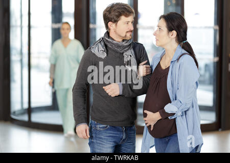 Femme enceinte dans la douleur avec son mari à l'hôpital Banque D'Images