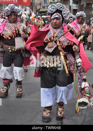 Les danseuse au Festival coloré Gran Poder, La Paz, Bolivie Banque D'Images