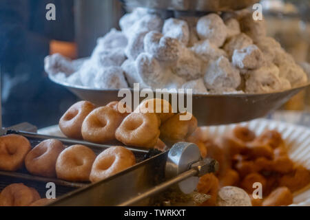 Close up de Mini Donuts sur la machine en friture Vintage marché public Banque D'Images