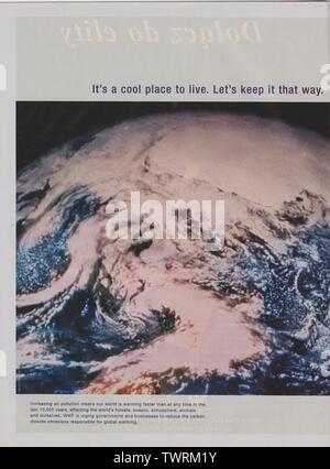 Affiche publicitaire World Wide Fund for nature WWF dans le magazine papier de 2000 année, publicité, publicité créative WWF des années 2000 Banque D'Images