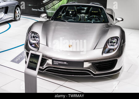 Paris, France, Octobre 02, 2018 : Porsche 918 Spyder argent métallique au Mondial de l'Automobile de Paris, mi-moteur hybride plug-in de voiture de sport Porsche Banque D'Images