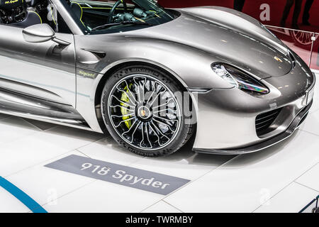 Paris, France, Octobre 02, 2018 : Porsche 918 Spyder argent métallique au Mondial de l'Automobile de Paris, mi-moteur hybride plug-in de voiture de sport Porsche Banque D'Images