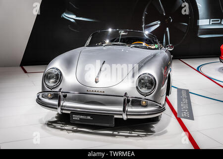 Paris, France, Octobre 02, 2018 : l'argent métallique Porsche 356 Speedster Super 1600 au Mondial de l'Automobile de Paris, la voiture de sport Porsche vintage Banque D'Images