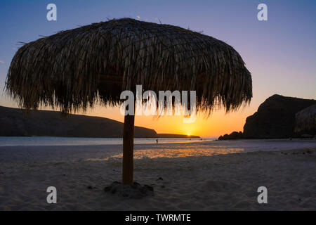 Coucher du soleil à Palapa Playa Balandra près de La Paz, Baja California Sur, au Mexique. Banque D'Images