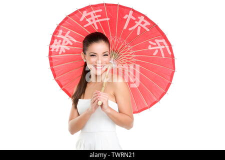 Le nouvel an chinois femme avec parapluie traditionnel avec HAPPY CHINESE NEW YEAR écrite en Chinois. Belle métisse asiatique chinois / Caucasian girl isolé sur fond blanc joli sourire. Banque D'Images