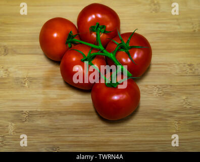 Les tomates mûries sur la vigne sont la meilleure dégustation. Banque D'Images