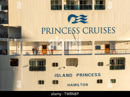 17 septembre 2018 - Ketchikan, Alaska : vue arrière du Island Princess bateau de croisière, avec les passagers bénéficiant du soleil de fin d'après-midi. Banque D'Images