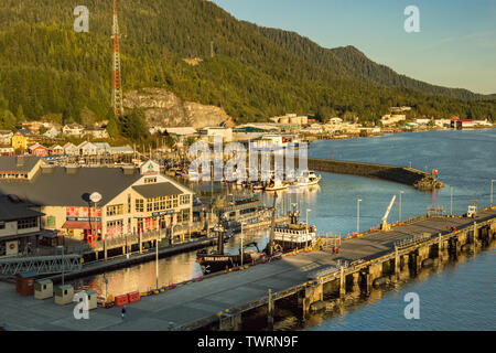 17 septembre 2018 - Ketchikan, Alaska : Thomas Basin Yacht Harbor, boutiques et bateau de pêche d'un navire de croisière le Bandit de temps, en fin d'après-midi gol Banque D'Images