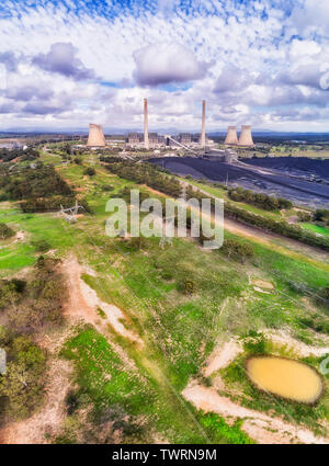 Génération de electrisity par la combustion de combustibles fossiles charbon noir à Bayswater centrale de Liddell. Antenne verticale panorama sur le paysage jusqu'au sol t Banque D'Images