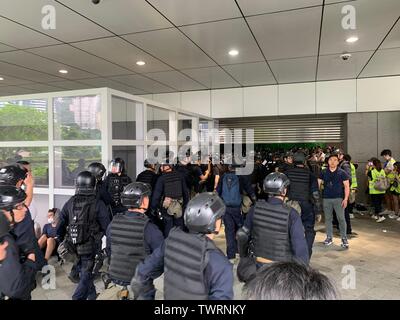 Hong Kong -12 juin 2019 : l'escouade tactique spéciale qu'on appelle les rapaces ou l'équipe d'élite, se préparent à la protestation. Après les manifestants pris au 9 juin à Banque D'Images