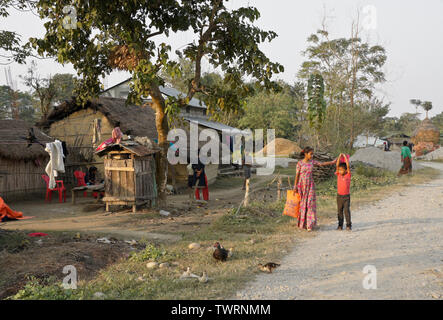 Les maisons et les gens dans le village de l'ethnie Tharu près de Chitwan, Népal Banque D'Images