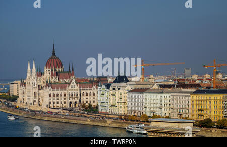 Hongrie Budapest Vue panoramique vue de dessus sur l'intérêt de l'été à l'édifice du Parlement Banque D'Images