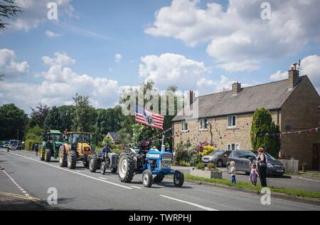 Un défilé de tracteurs pendant le carnaval.Des centaines de fêtards dans toutes les peak district ont pris part à l'assemblée annuelle de l'événement carnaval : l'espoir se réveille et bien, dressed in costumes qu'ils défilent dans les rues d'espoir dans le Derbyshire. Banque D'Images