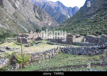Paukarkancha les ruines Inca et camping sur le réseau de l'Inca, Cusco, Pérou Banque D'Images
