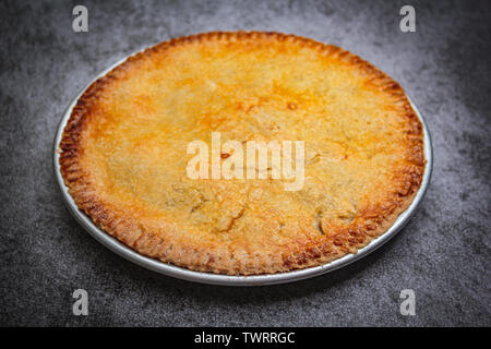 Tarte aux pommes rustique fait maison sur la roche fond noir. Banque D'Images