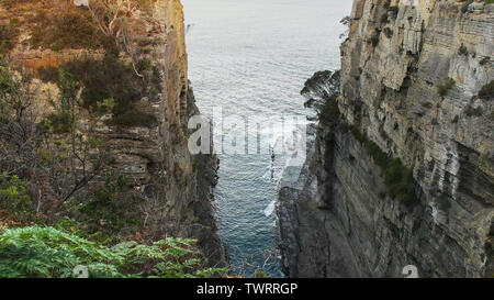 Coucher du soleil coup de Devil's Kitchen à eaglehawk neck en Tasmanie Banque D'Images