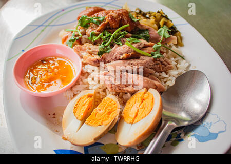 Ragoût de cuisse de porc sur le riz servir avec des oeufs, faire bouillir des aliments de rue thai style . Banque D'Images