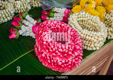 Guirlande de fleurs de style thaï fait de Jasmine, Marigold, couronne et fleur rose. Banque D'Images