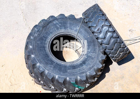 Samara, Russie - 8 juin 2019 : deux pneus d'un camion lourd pour les exercices de sport Banque D'Images