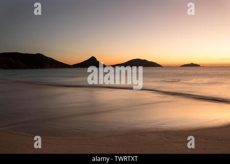 Lever du soleil à la broche, Fingle Bay, NSW, Australie Banque D'Images