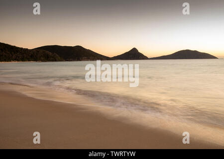 Lever du soleil à la broche, Fingle Bay, NSW, Australie Banque D'Images