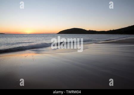 Lever du soleil à la broche, Fingle Bay, NSW, Australie Banque D'Images