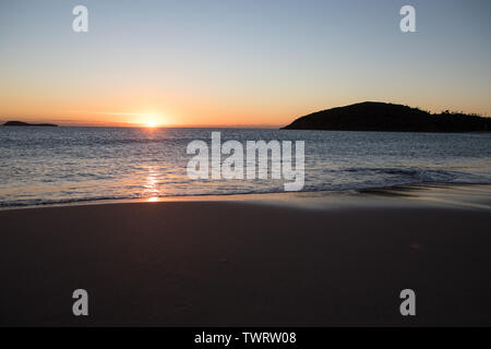 Lever du soleil à la broche, Fingle Bay, NSW, Australie Banque D'Images