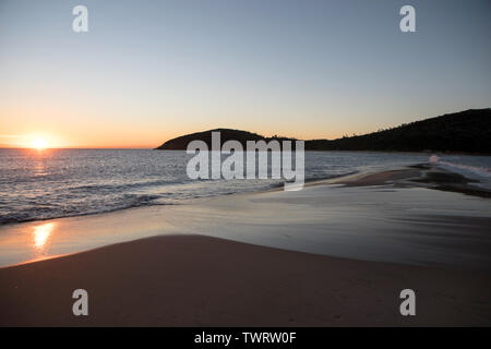 Lever du soleil à la broche, Fingle Bay, NSW, Australie Banque D'Images