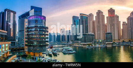La Marina de Dubaï vue panoramique magnifique de l'architecture moderne de style de vie de luxe arabe meilleur endroit à visiter dans la région de Moyen-Orient Banque D'Images