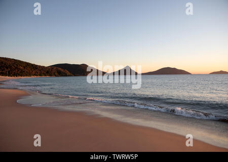 Lever du soleil à la broche, Fingle Bay, NSW, Australie Banque D'Images