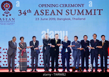 (L-R) les dirigeants de l'ASEAN, le Premier Ministre de la Malaisie Mahathir bin Mohamad, Conseiller d'état de la République de l'Union du Myanmar, Aung San Suu Kyi, Président de la République des Philippines Rodrigo Duterte Roa, Président de la république du Singapour Lee Hsien Loong, Premier Ministre de la Thaïlande Prayuth Chan-ocha, Premier Ministre de la République socialiste du Vietnam Nguyen Xuan Phuc, Premier Ministre de Brunei Hassanal Bolkiah, Premier Ministre du Cambodge, Hun Sen, le président de la République de l'Indonésie Joko Widodo, et Laos' Premier ministre Thongloun Sisoulith pose pour une photo de groupe lors de l'Ope Banque D'Images