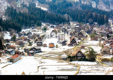 Vue de village historique de Shirakawa-go et Gokayama, Gassho-zukuri maisons sur l'hiver au Japon Banque D'Images