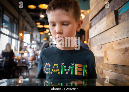 Boy playing video game Banque D'Images