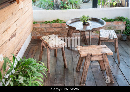 Table et chaises en bois rustique pour clients in coffee shop Banque D'Images