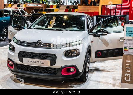 Paris, France, Octobre 09, 2018 : blanc métallique Citroen C3 l'Elle à Mondial de l'Automobile de Paris, produit par le constructeur automobile français Citroën Banque D'Images