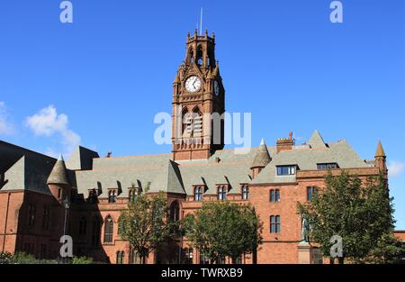 UK Barrow-In-Furness, Cumbria. Hôtel de ville et Hôtel de Ville horloge avec ciel bleu. Barrow in Furness Hôtel de Ville. Péninsule de Furness, Cumbria, Barrow Town Hall. Banque D'Images