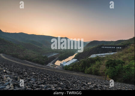 Paysages de barrage Srinakarin avec centrale de valley au matin, Kanchanaburi, Thaïlande Banque D'Images