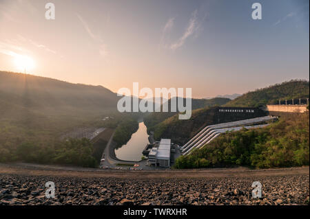 Paysage de montagne avec le lever du soleil sur le barrage dans parc national à Kanchanaburi Banque D'Images