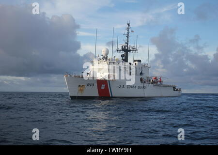 Les garde-côte de Mohawk (WMEC-913) les patrouilles de l'océan Pacifique, le jeudi 16 mai, 2019. L'équipage de la garde-côte de Mohawk (WMEC-913) sont retournés à leur port d'attache à Key West à la suite d'une 90 jours consacrée à la lutte contre la contrebande, à l'appui de la patrouille Interagency Task Force-South, opérations dans l'océan Pacifique. La Garde côtière canadienne (photo) Banque D'Images