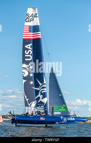 New York, USA. 22 Juin, 2019. L'équipe américaine SailGP voiles catamaran F50 dans la rivière Hudson à New York au cours de l'SailGP événement. Credit : Enrique Shore/Alamy Live News Banque D'Images